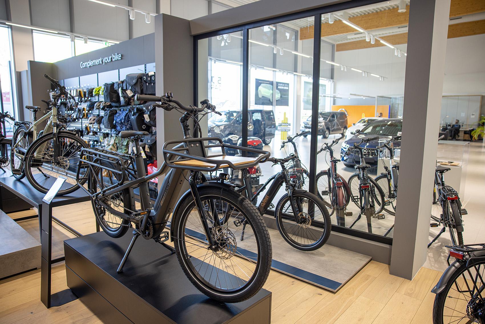 Vanaf de buitenzijde van het pand is het duidelijk dat je hier zowel voor auto’s als voor e-bikes terecht kunt.