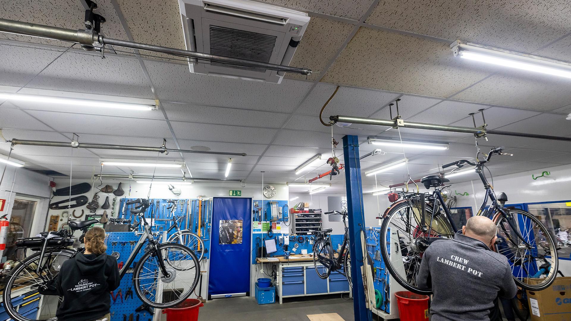 De werkplaats wordt verwarmd met een airco.