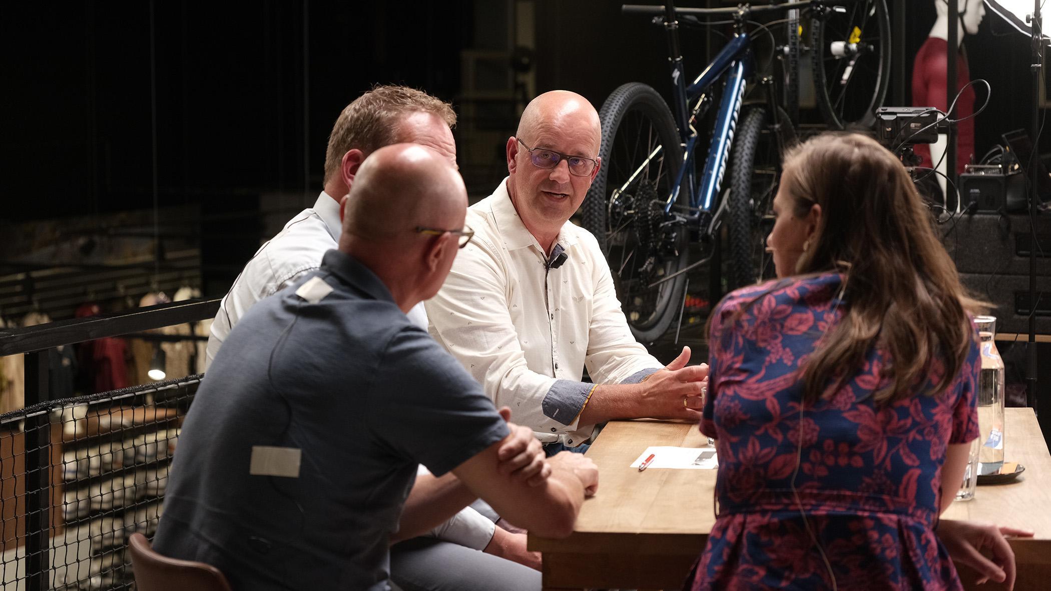 Gesprek aan tafel in fietsenwinkel