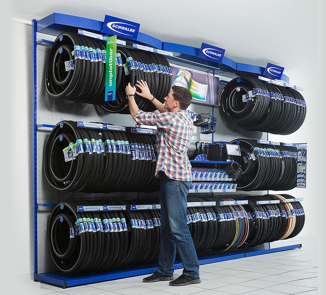  1.	Voorraadhoudend (en voorraad verlagend)  Met het Schwalbe-shopsysteem wordt de winkelruimte maximaal benut. Het shopsysteem is opgebouwd uit speciaal ontwikkelde bandendragers. Hierin is het mogelijk om kleine banden tussen de grote banden te hangen zodat er ook een goede oplossing voor de kleinere maten is. Het systeem is geschikt voor zowel de werkplaats als de winkelvloer. Robert Konijn, accountmanager Schwalbe weet uit ervaring: “Door klanten de verschillen tussen de banden te laten zien en te laten  